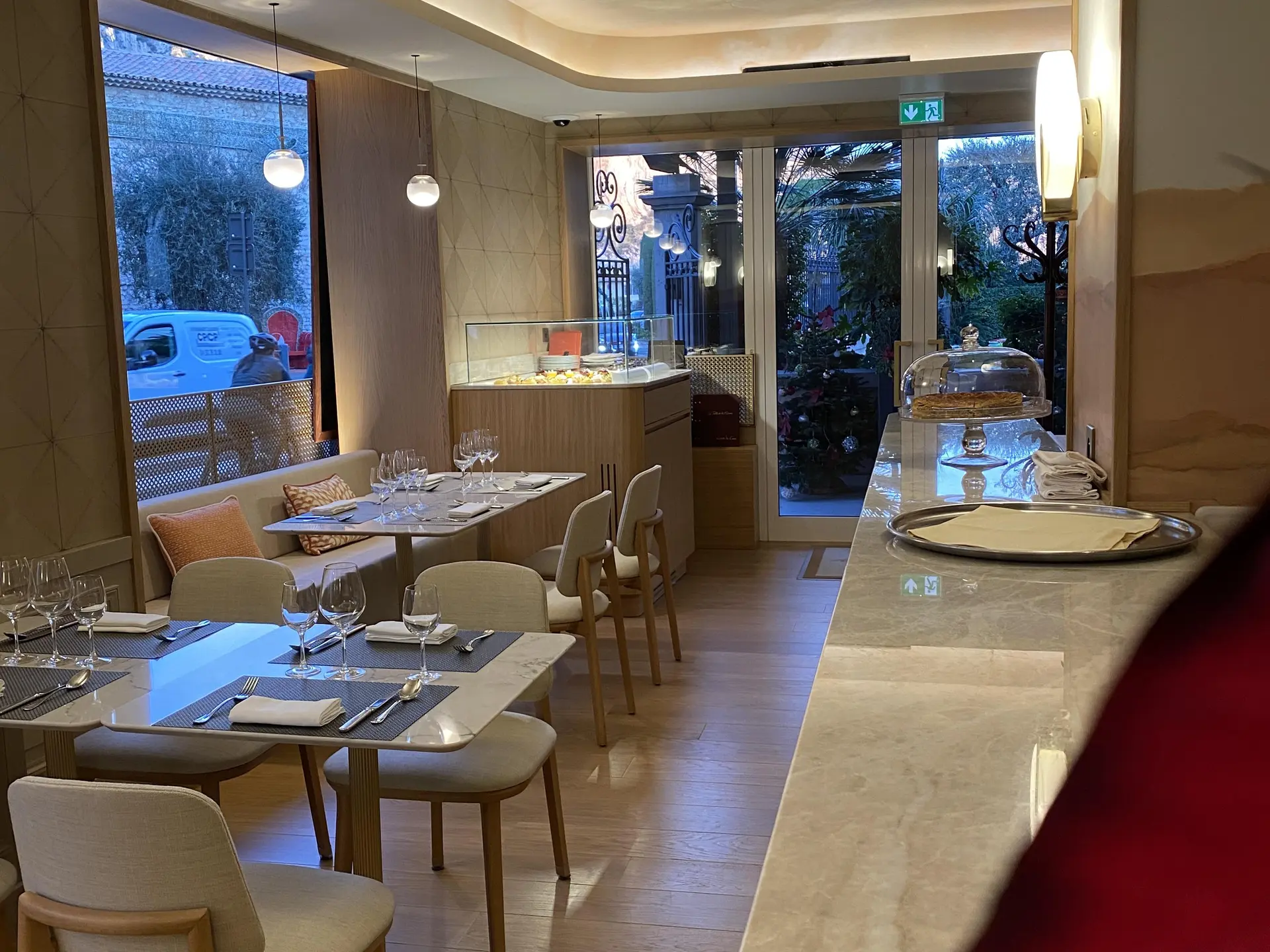 Vue sur le jardin et la pergola