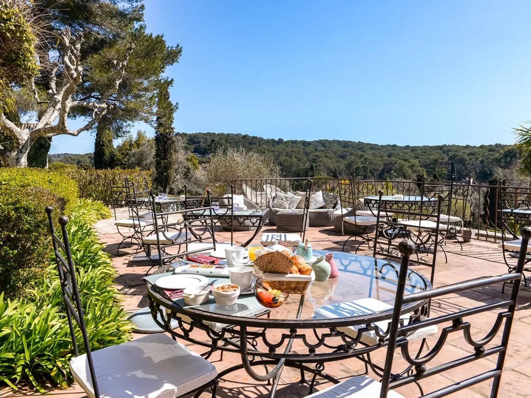 Tables en terrasse restaurant le Manoir de l'Etang à Mougins