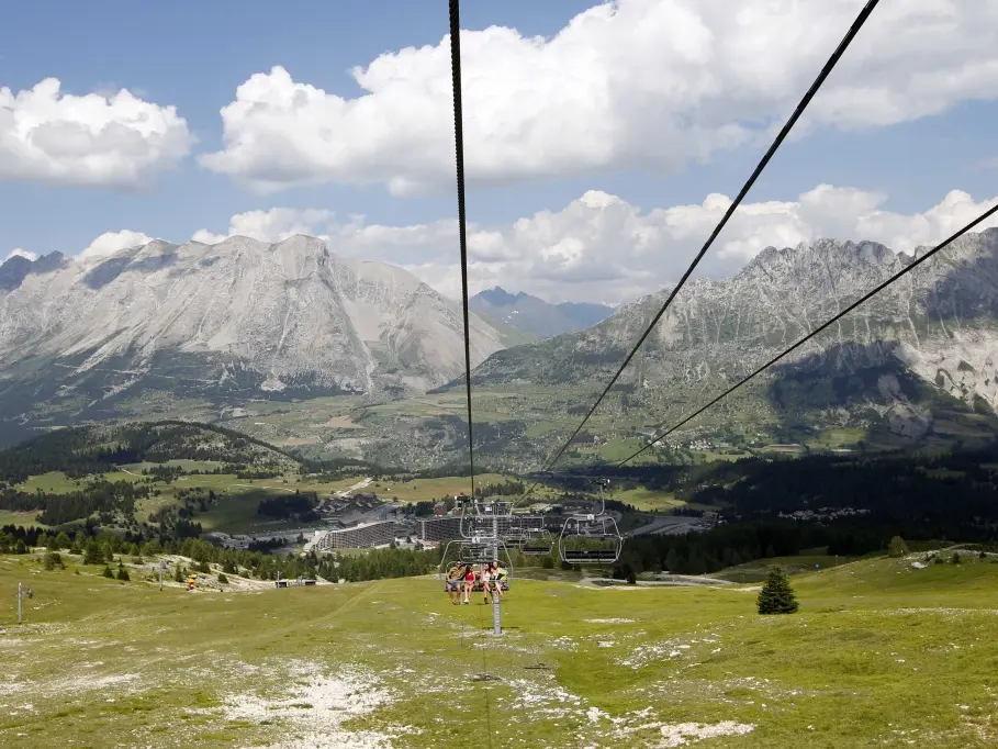 L'été, le télésiège du Jas à Superdévoluy et le Télémix des Fontettes à La Joue du Loup sont ouverts aux piétons et vététistes (Hautes-Alpes)