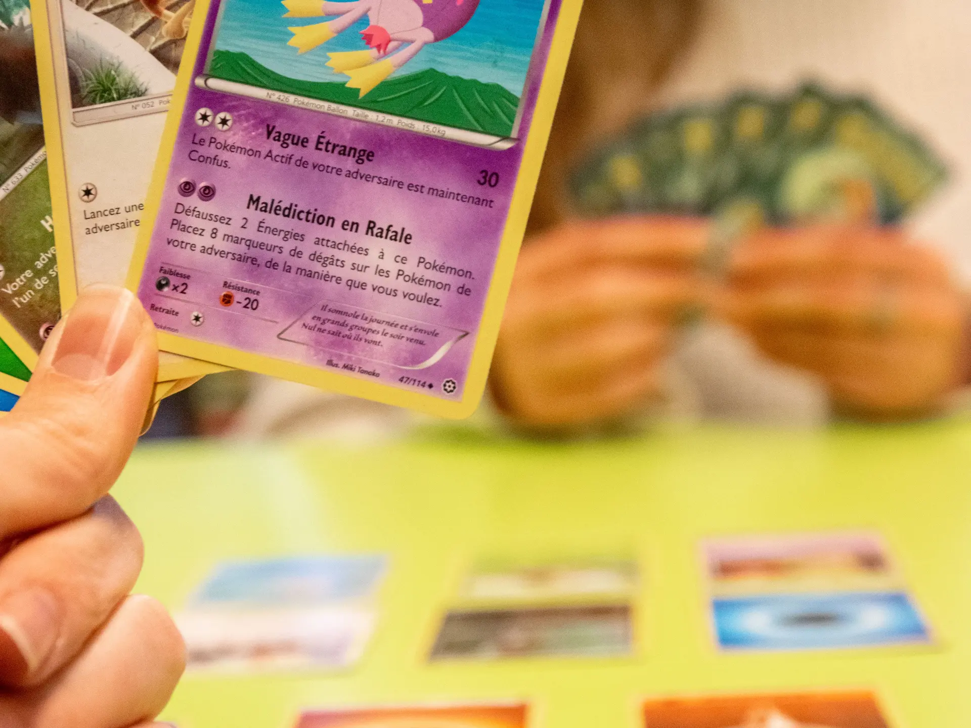 Personnes entrain de jouer aux cartes pokémon