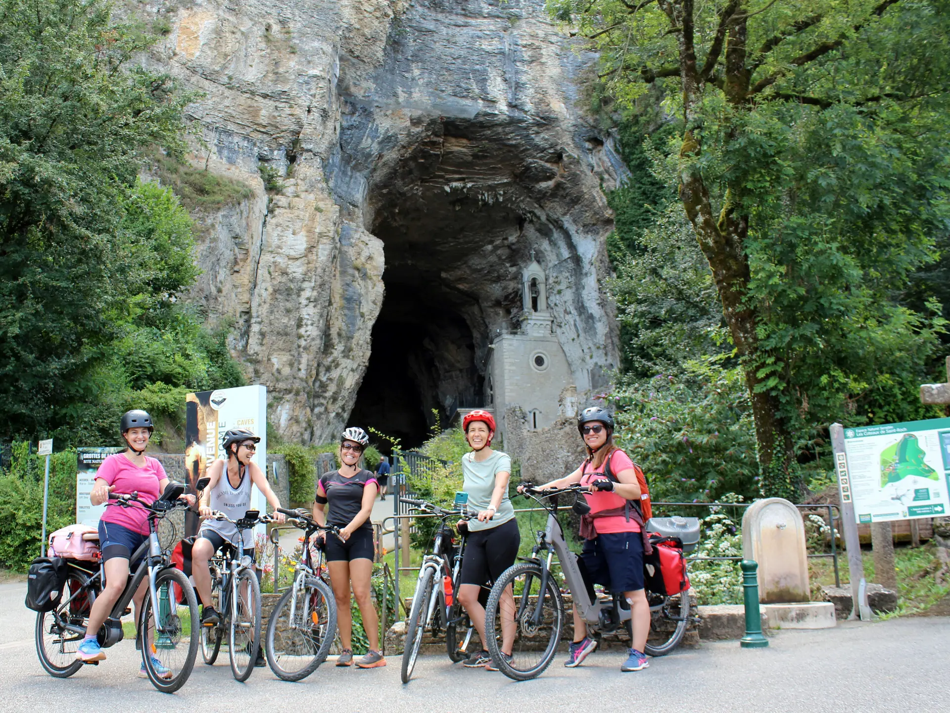 Groupe de cyclotouristes devant les Grottes de La Balme
