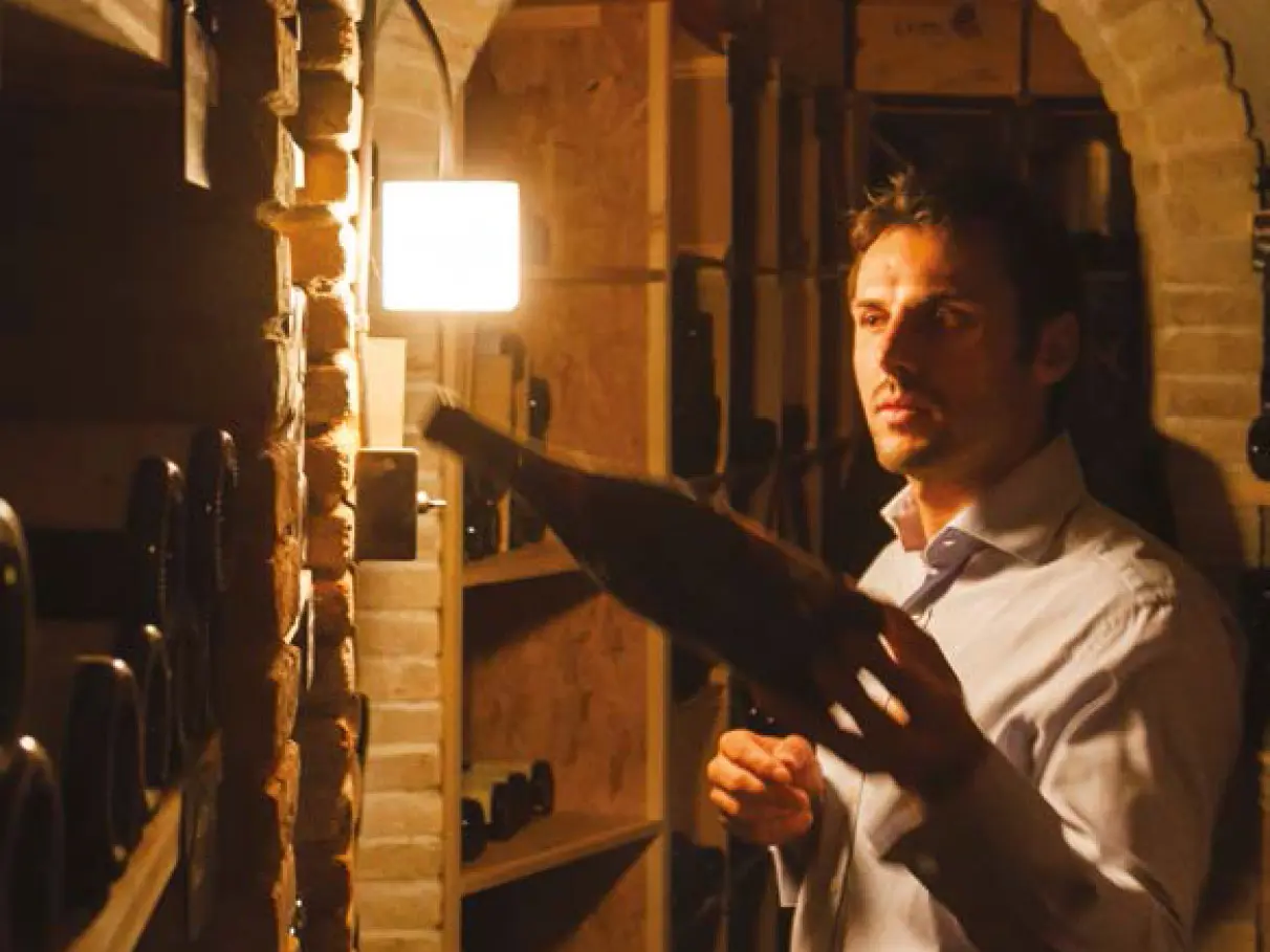 Sommelier dans la cave Da Vini Code à Saint-Tropez, presqu'île de Gassin