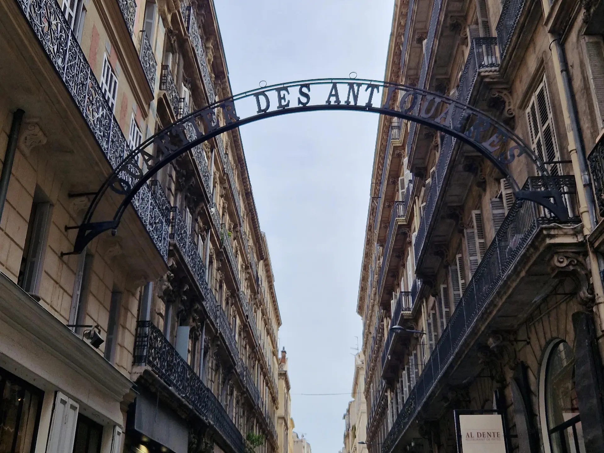 panneau fer forgé quartier des antiquaires