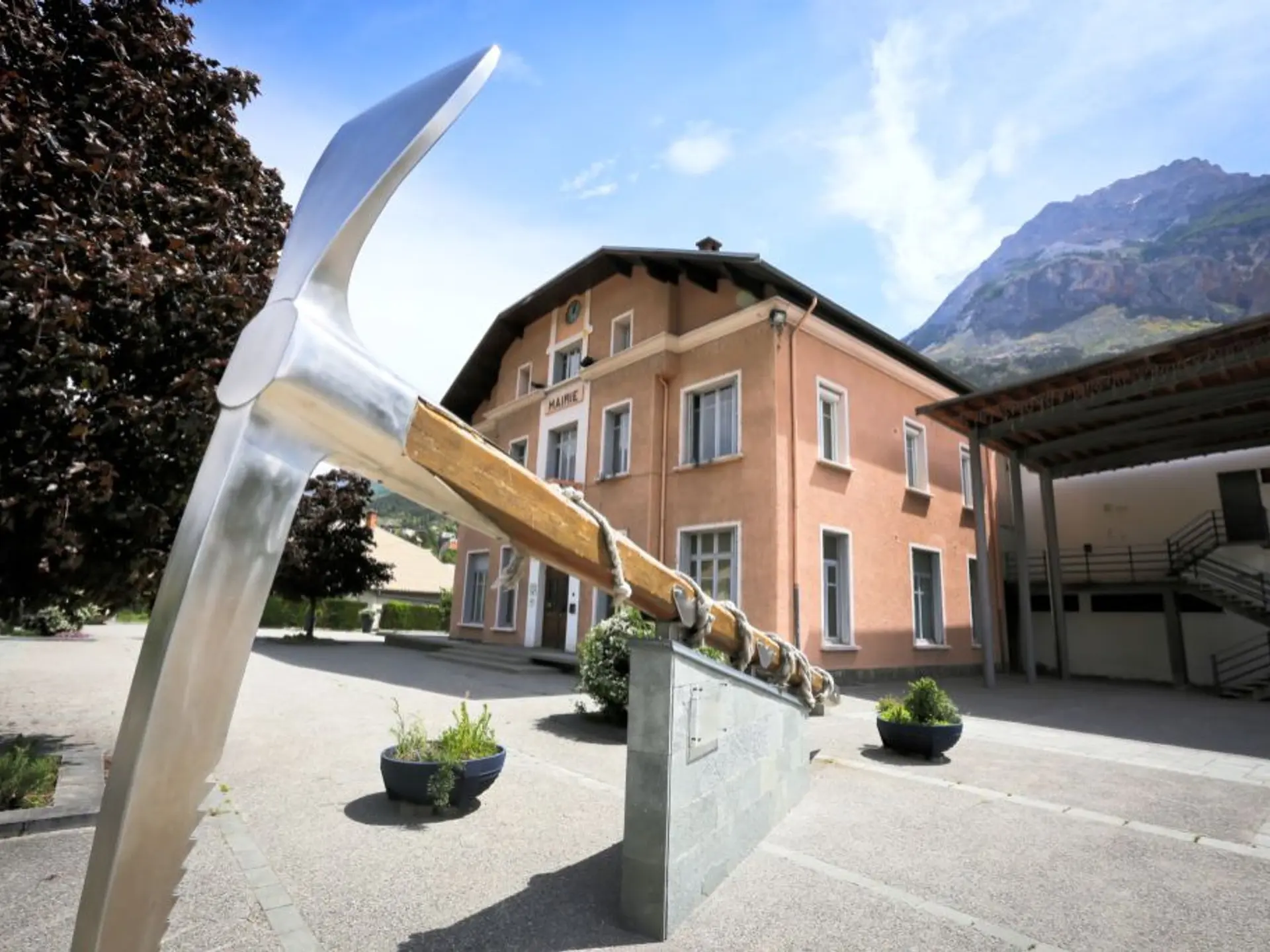 Piolet devant la mairie de L'Argentière-La Bessée