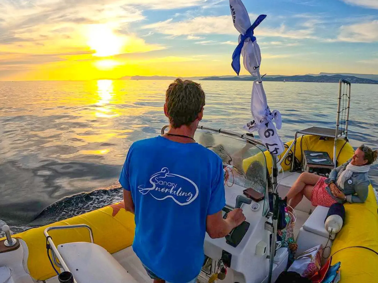 Ausflug zum Sonnenuntergang auf dem Meer