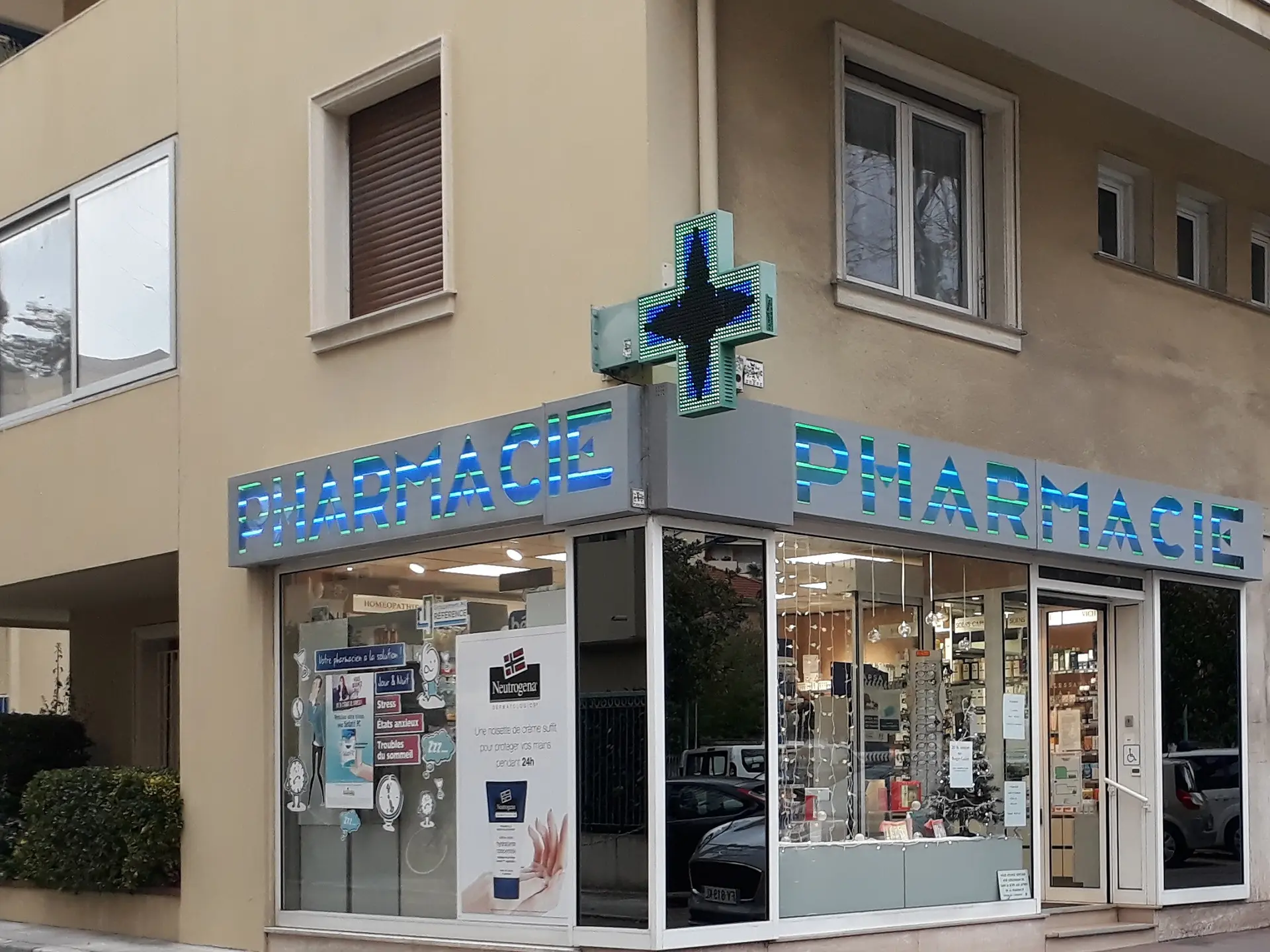 Entrée de la pharmacie Alessandra