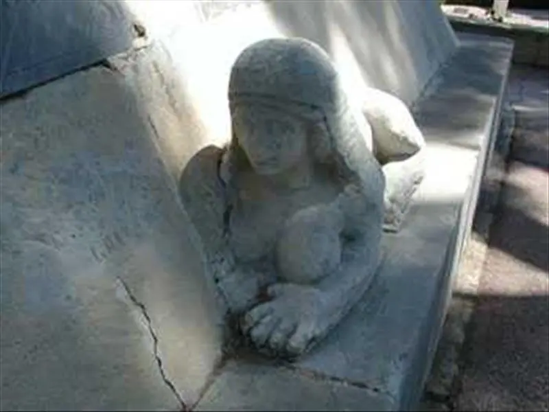 St-Mandrier : tombeau pyramidal du vice-amiral de Latouche-Tréville