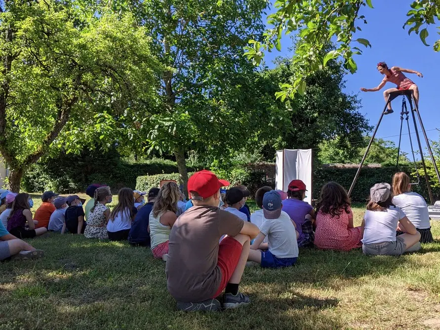 groupe d'enfants devant un spectacle de la compagnie