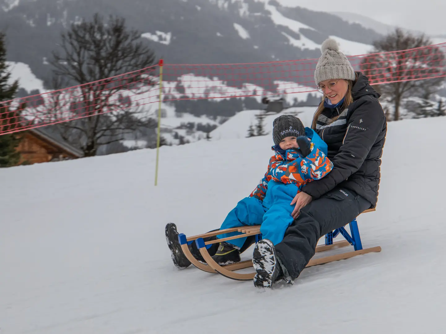 luge bois enfant et maman
