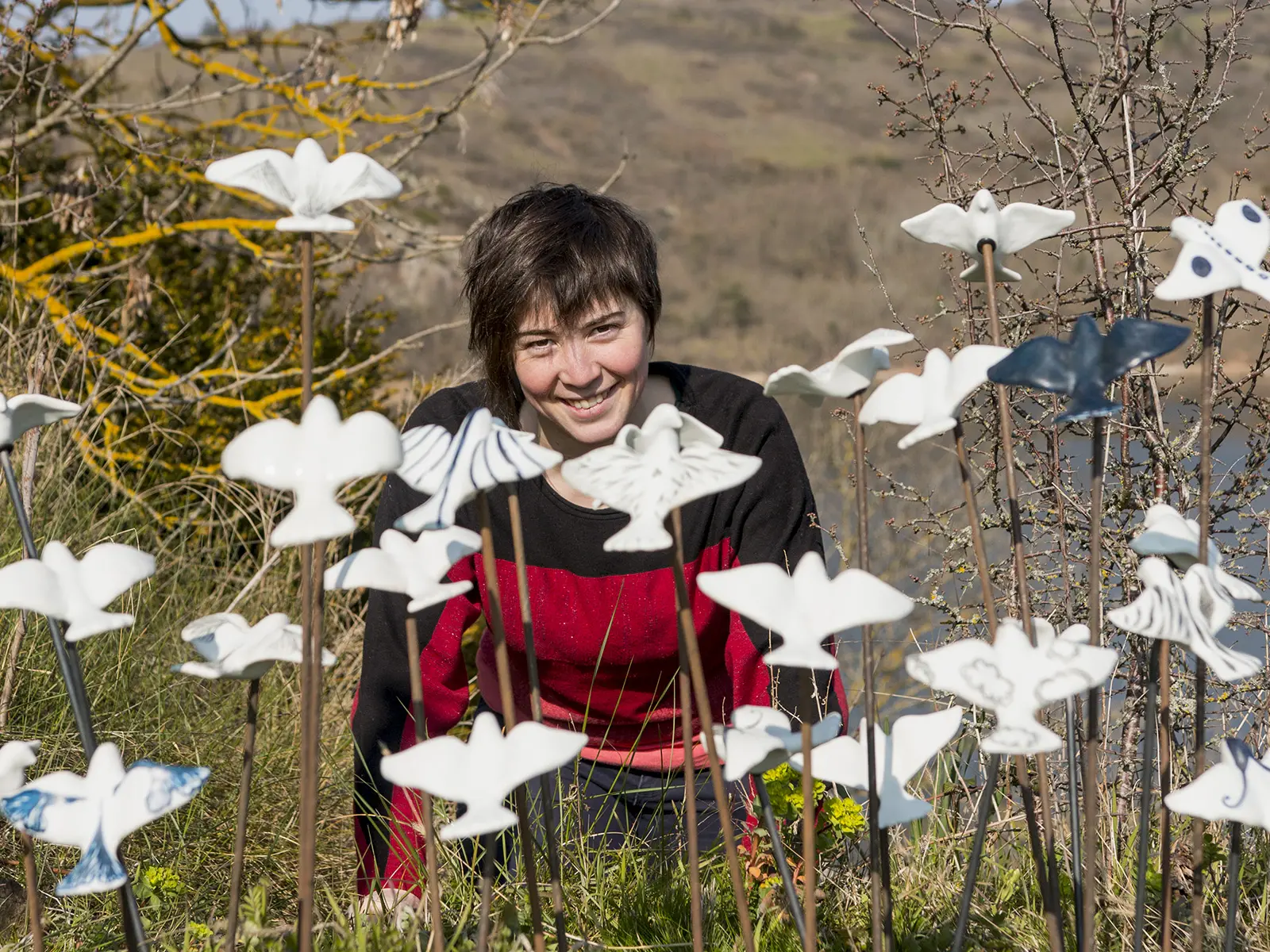 Artiste entourée de ses œuvres