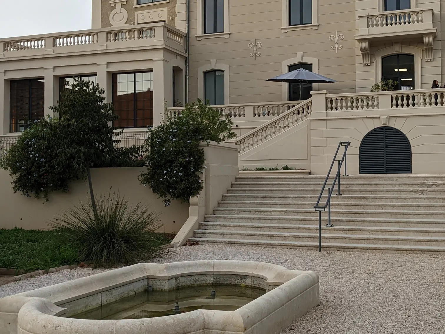 façade exterieure et fontaine