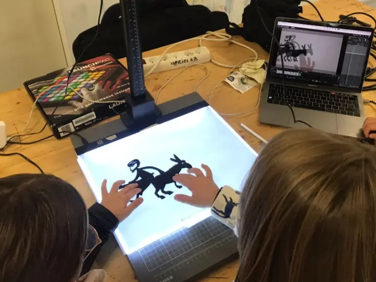 deux enfants qui pratiquent l'atelier