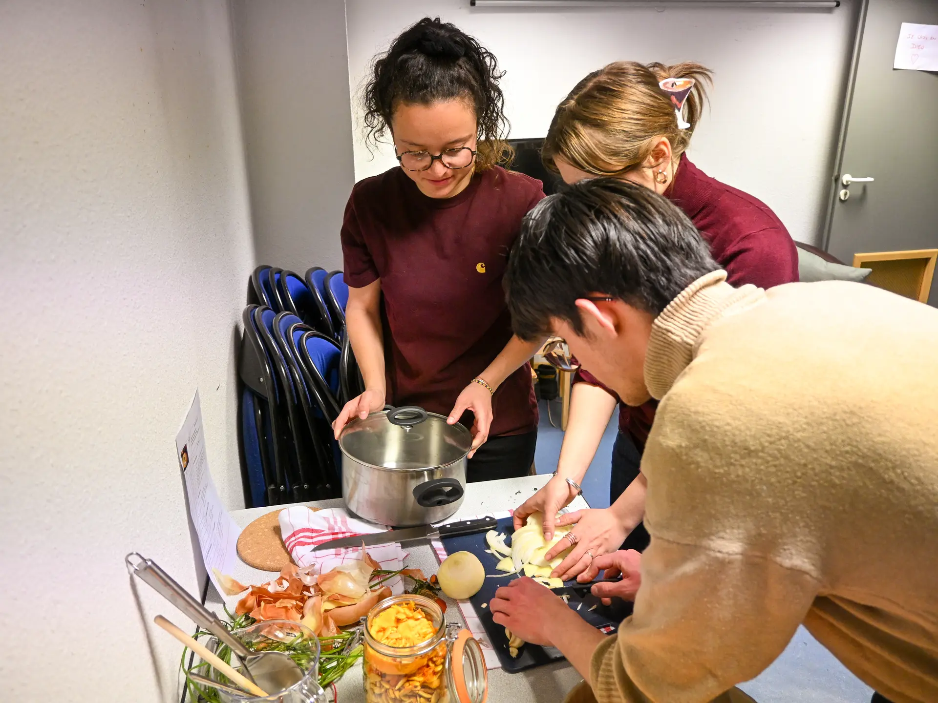 personnes en pleine séance de cuisine