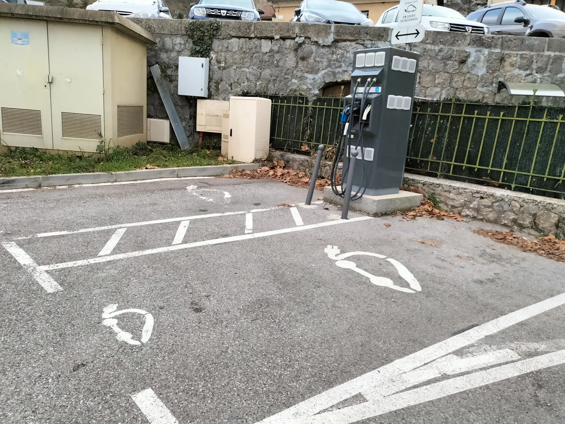 Borne de recharge pour véhicules électriques à Entrevaux