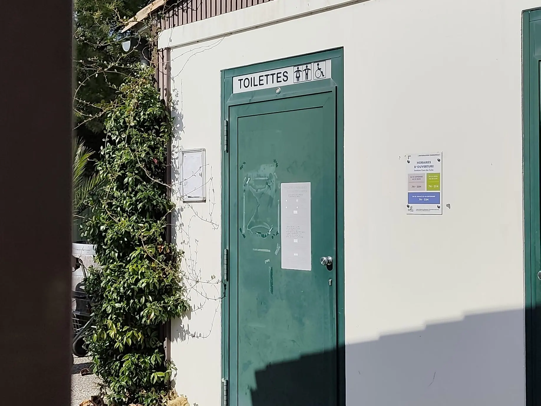 Toilettes publiques - Cours des Écoles