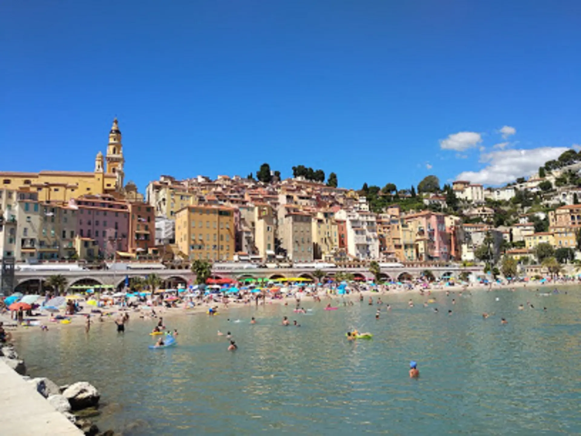 Vue de la vieille ville de Menton et de la plage des sablettes