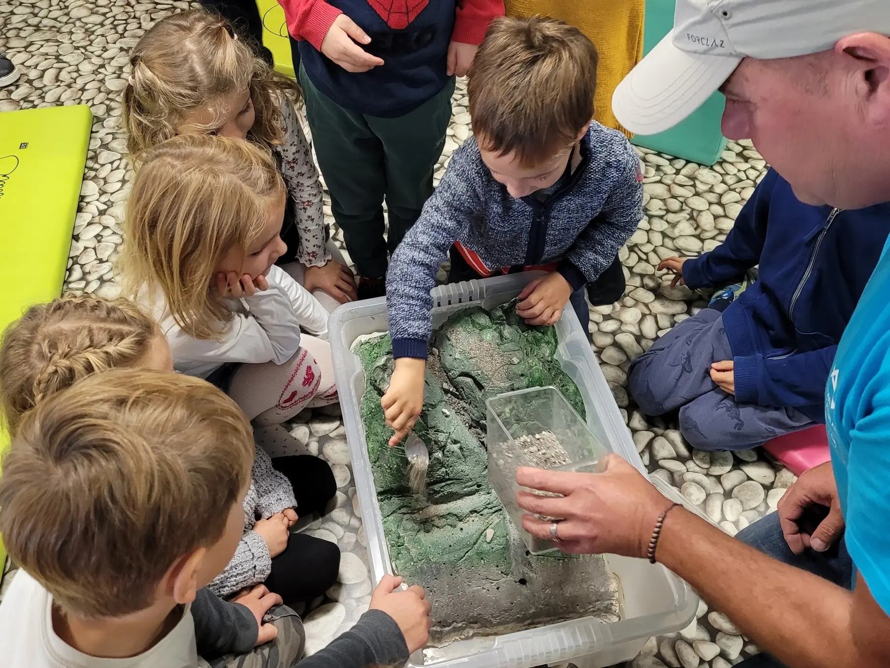 Enfants autour de la maquette liée à l'érosion