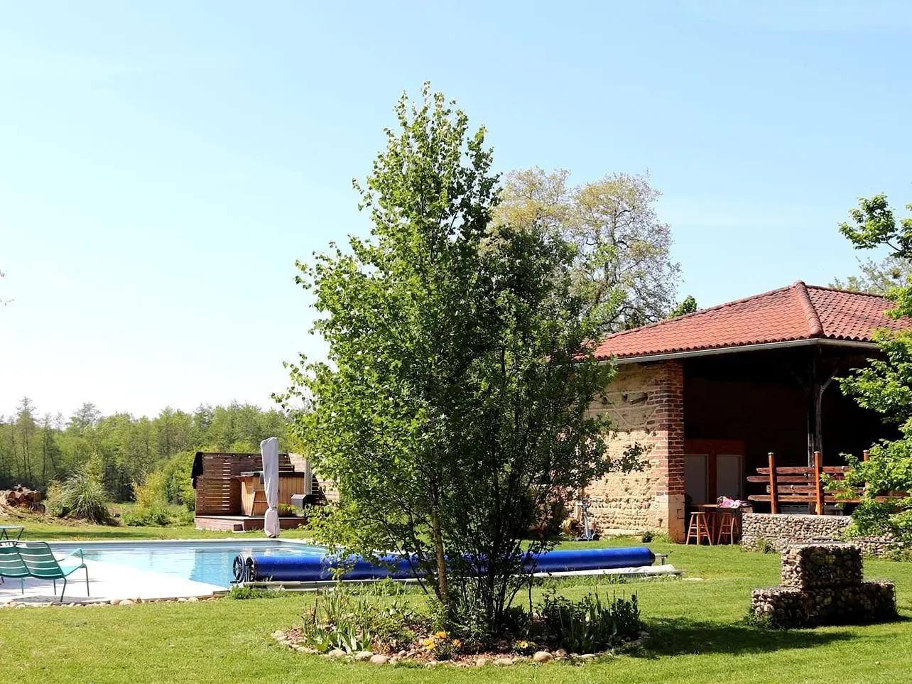 La piscine et l'espace jeux sous le hangar