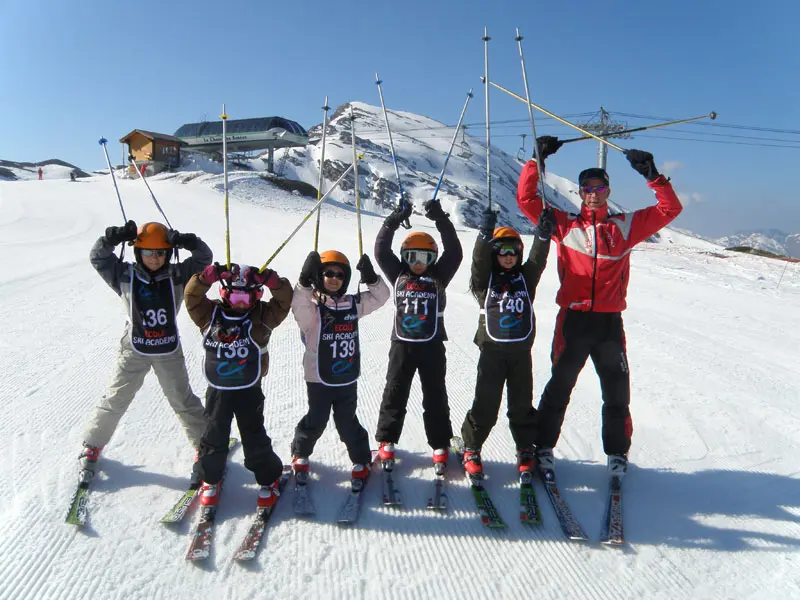 Moniteur avec groupe d'enfants