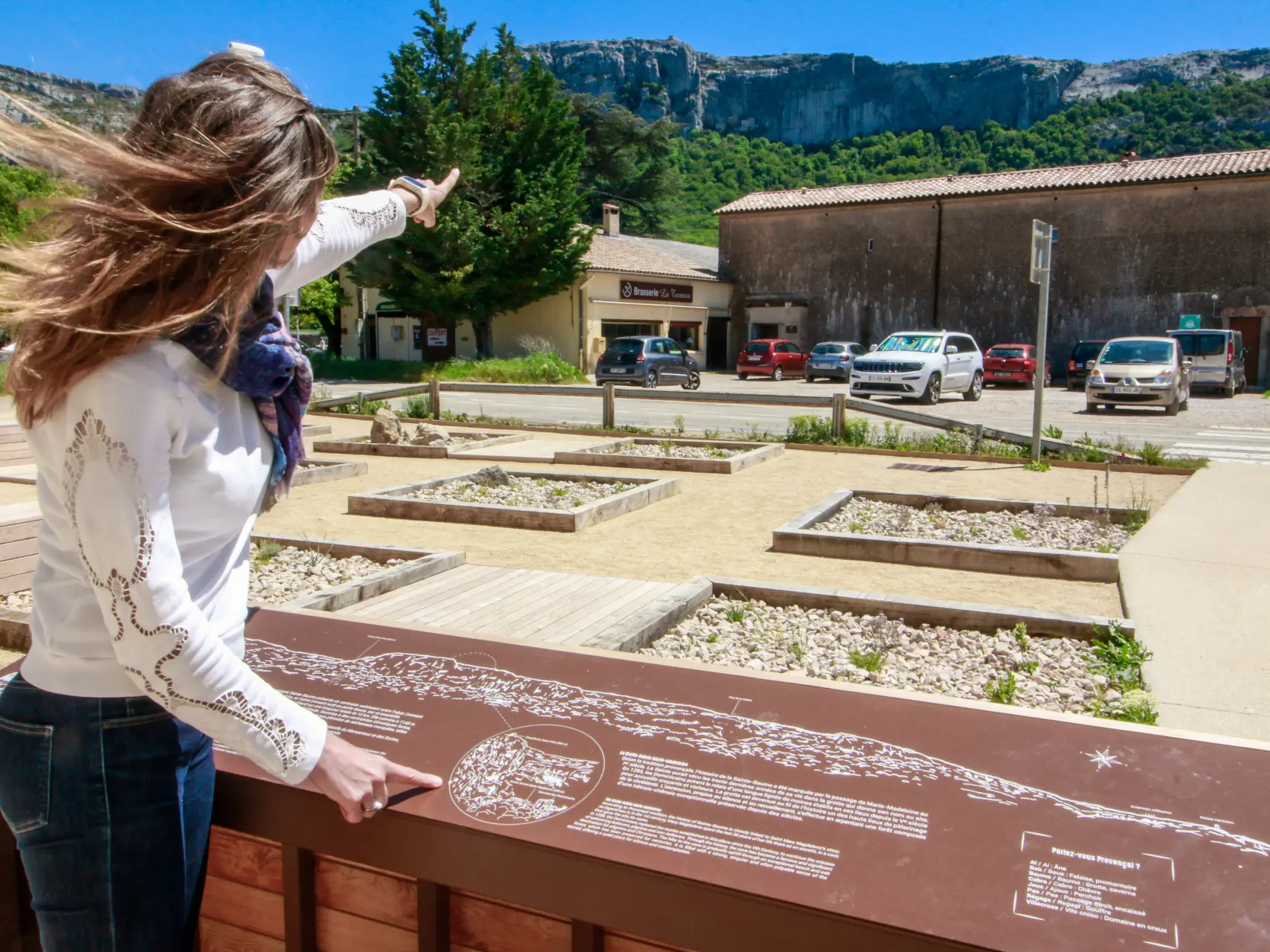 Table d'orientation : esplanade office de tourisme_Plan-d'Aups-Sainte-Baume