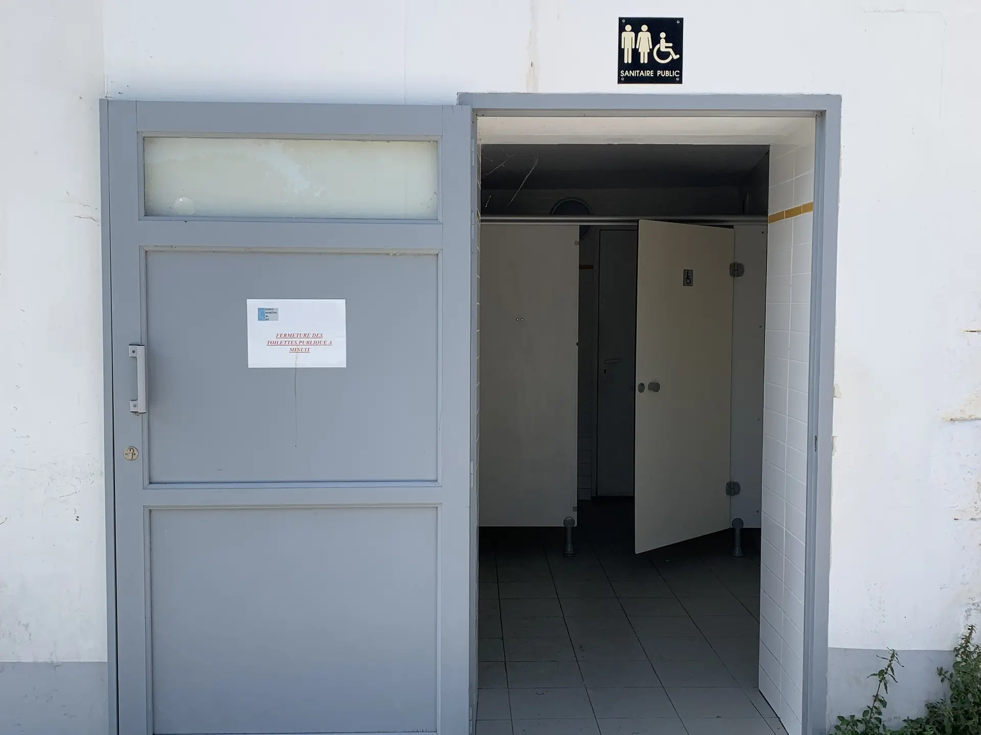 Aseos públicos cerca del puerto