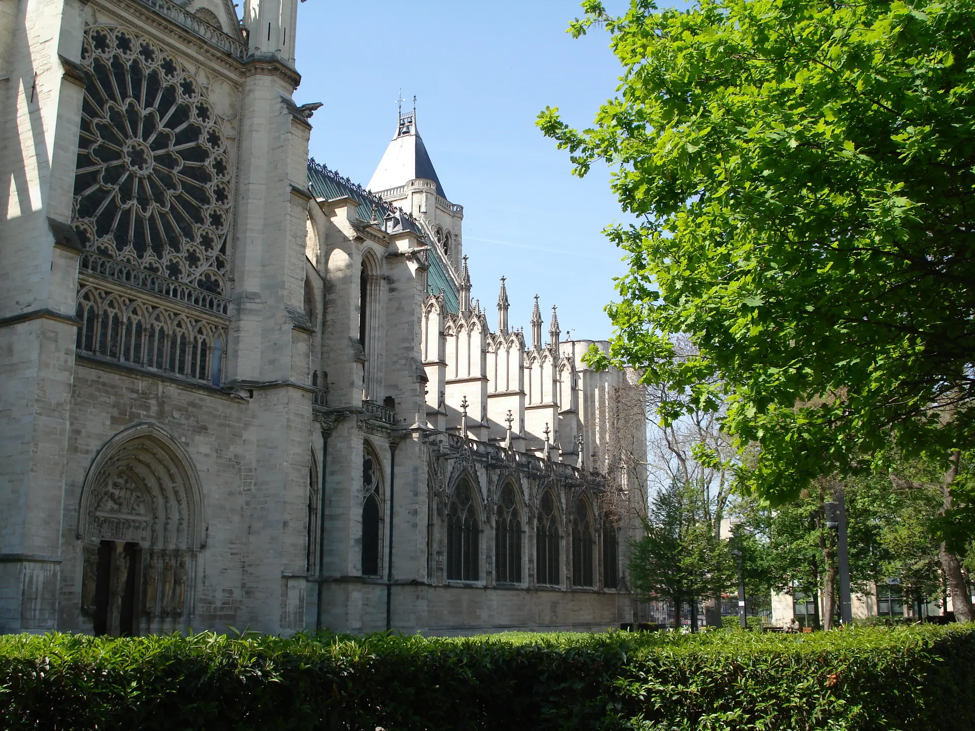 Jardin, à l'ombre de la basilique