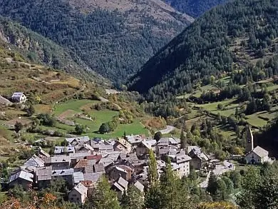 Le village de Saint-Dalmas-le-Selvage dans son écrin de montagne en été