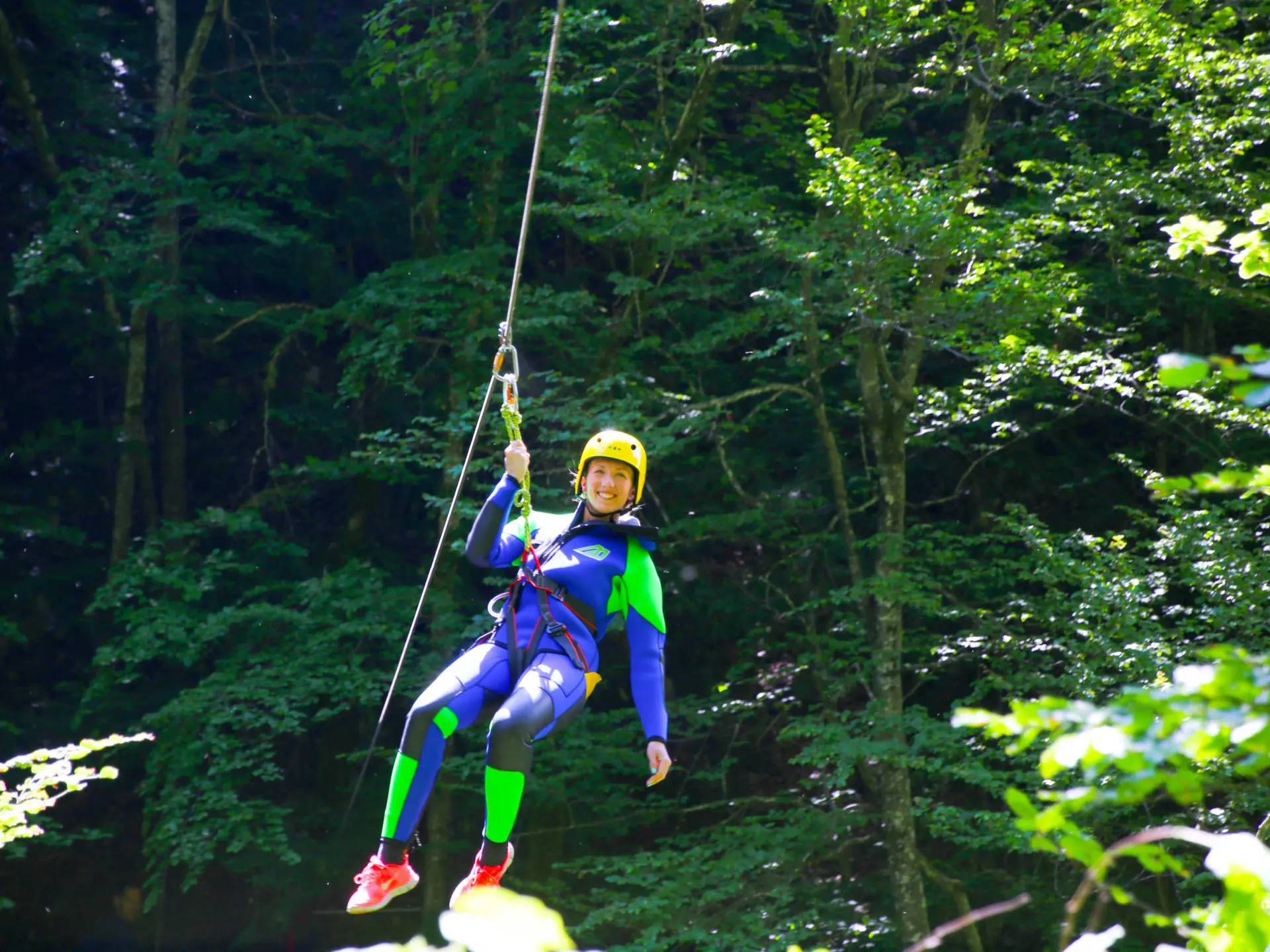 femme en rappel en combinaison de canyoning