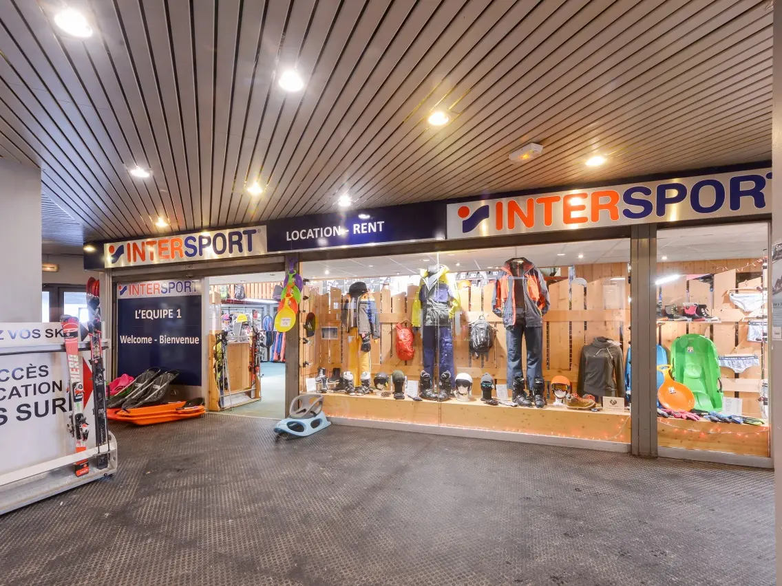 Vitrine d'un magasin de ski dans une galerie marchande