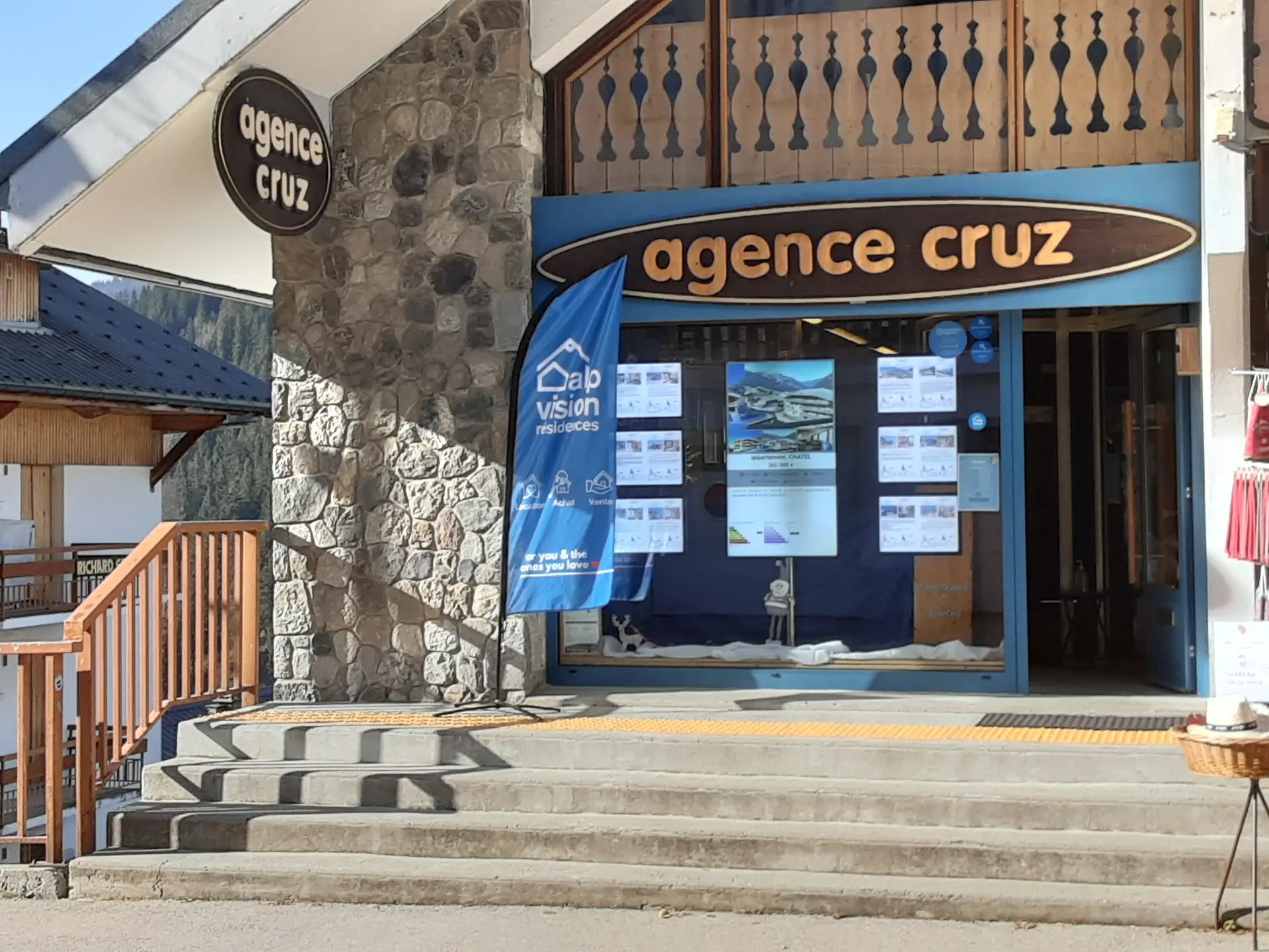 Vitrine et entrée de l'agence Alpvision Résidences / Agence Cruz_Châtel
