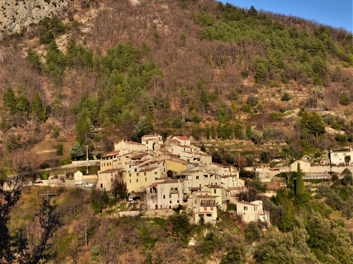 Le beau village d'Aiglun, à l'automne, dans la vallée de L'Estéron