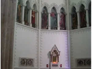 a nef et le choeur de l'église La Viste St Paul