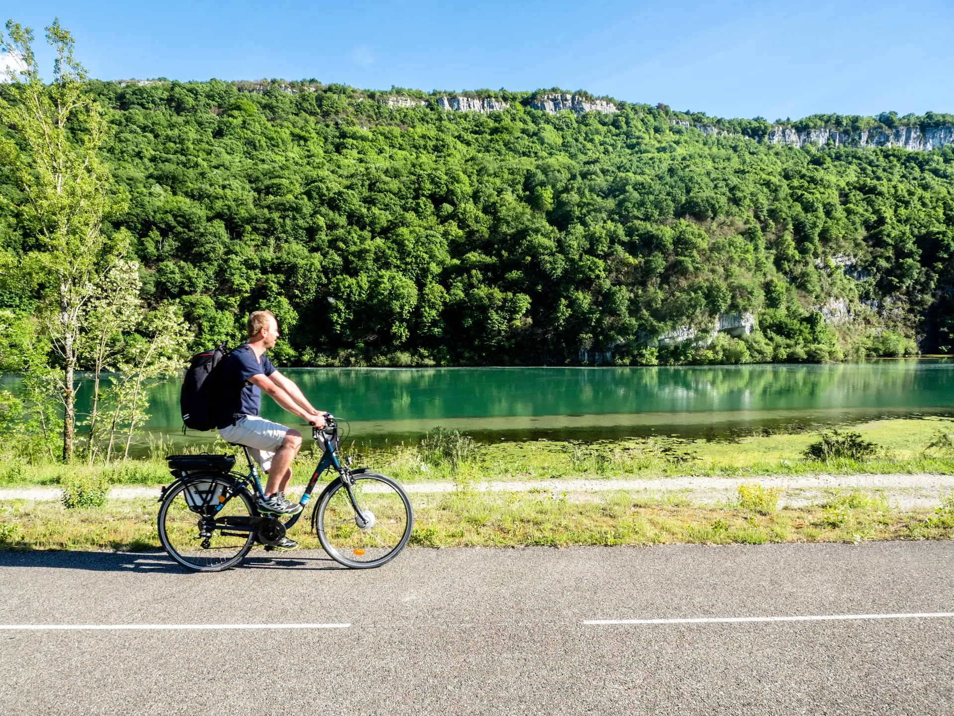 Cycliste le long du Rhône