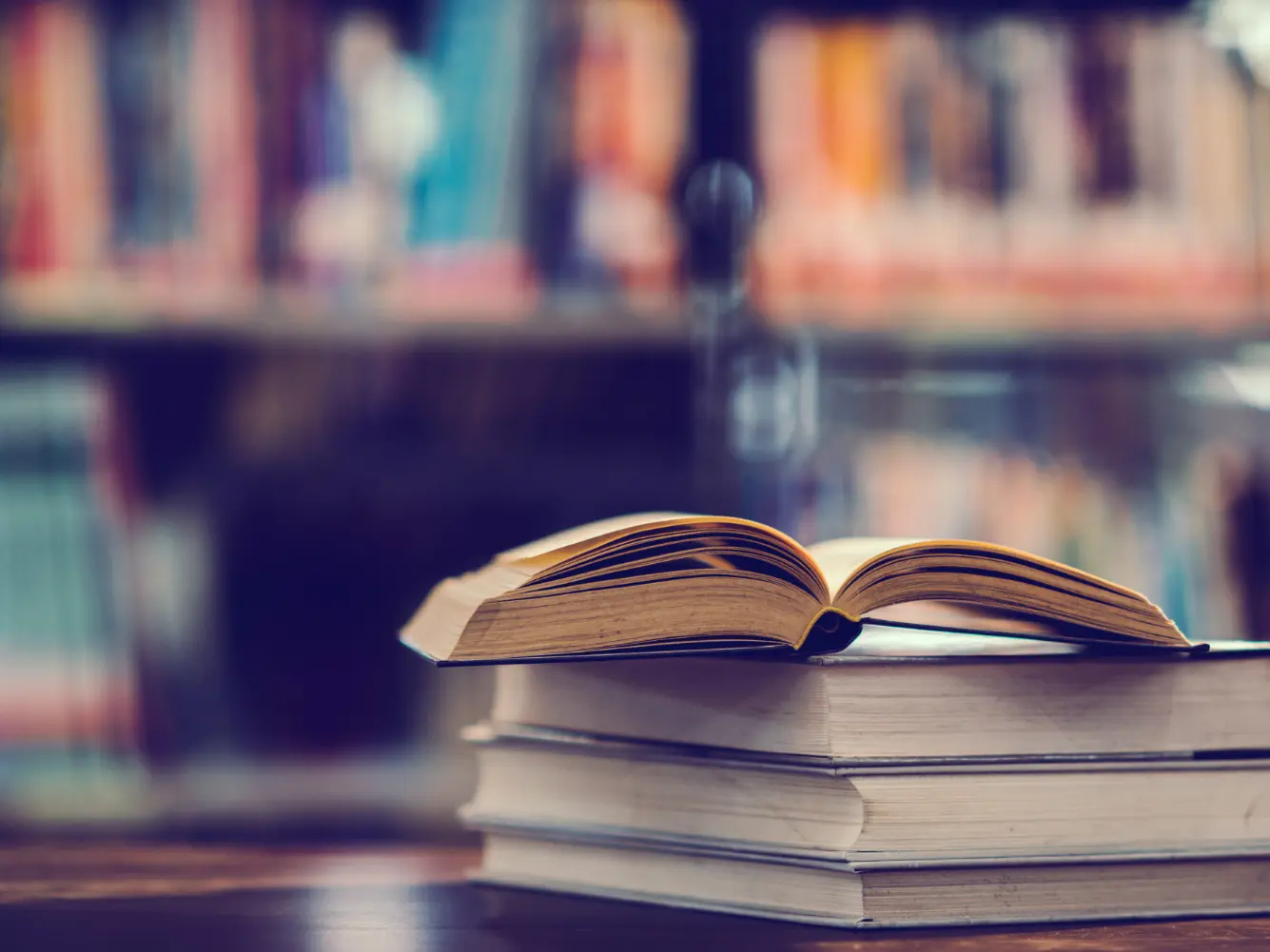 Image livre ouvert dans une bibliothèque