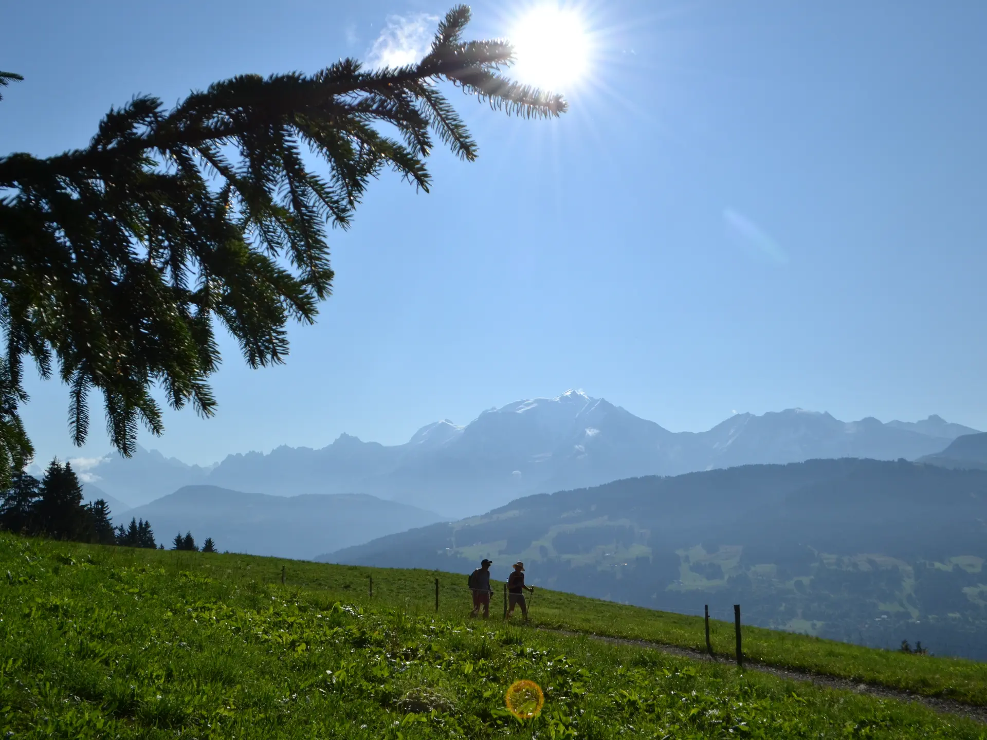 couple de randonneur avec Mont-Blanc en fond