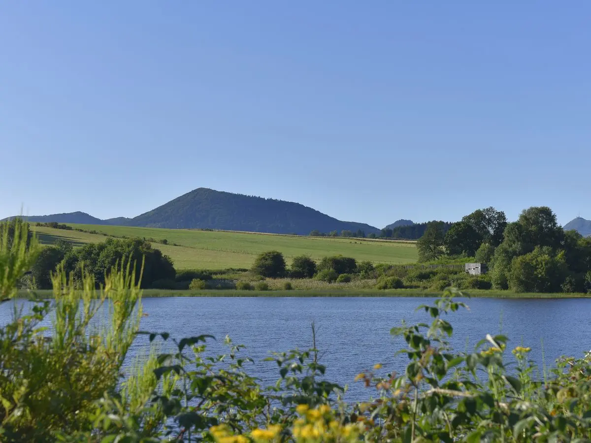 Étang de Pulvérières et chaîne des puys