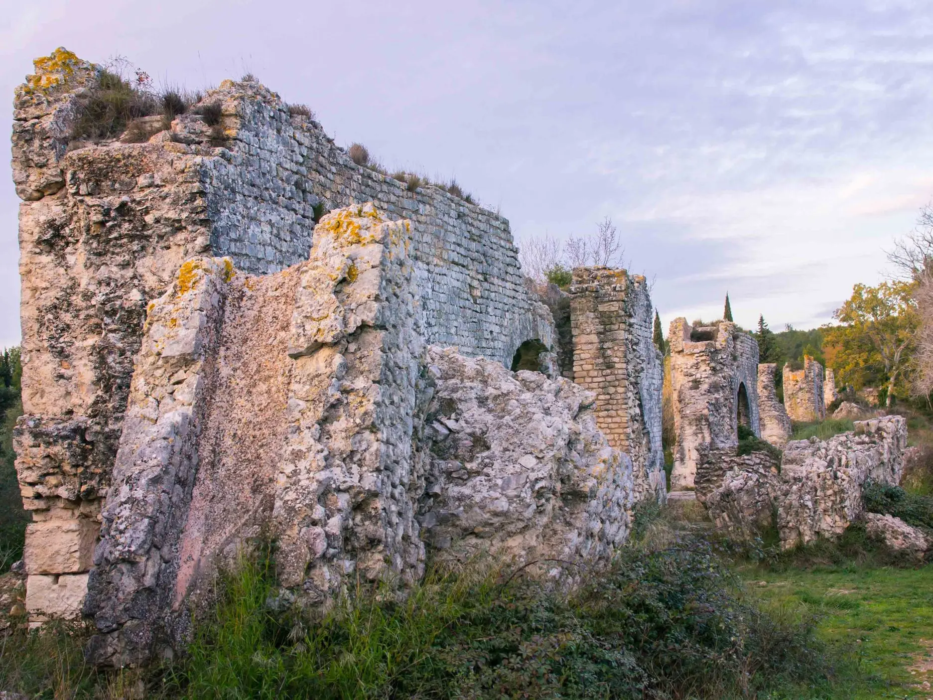 Lumière hivernale sur les aqueducs antiques du Vallon des Arcs