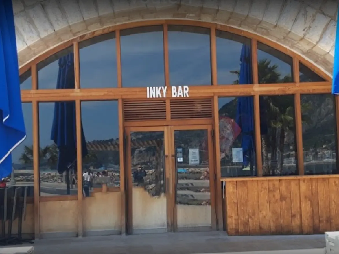 Terrasse et entrée du restaurant