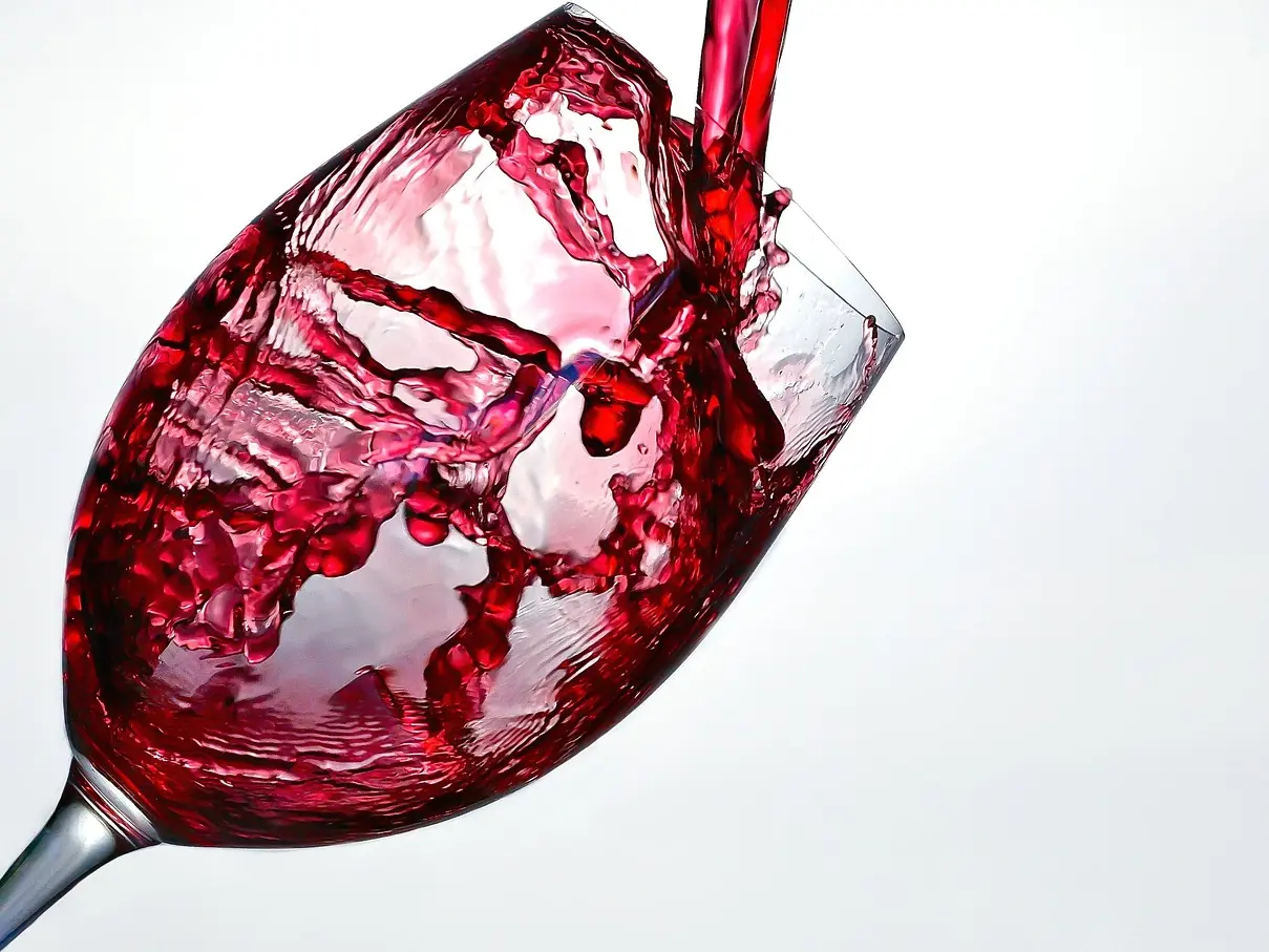 https://pixabay.com/fr/photos/vin-%C3%A9claboussure-verre-rouge-1543172/