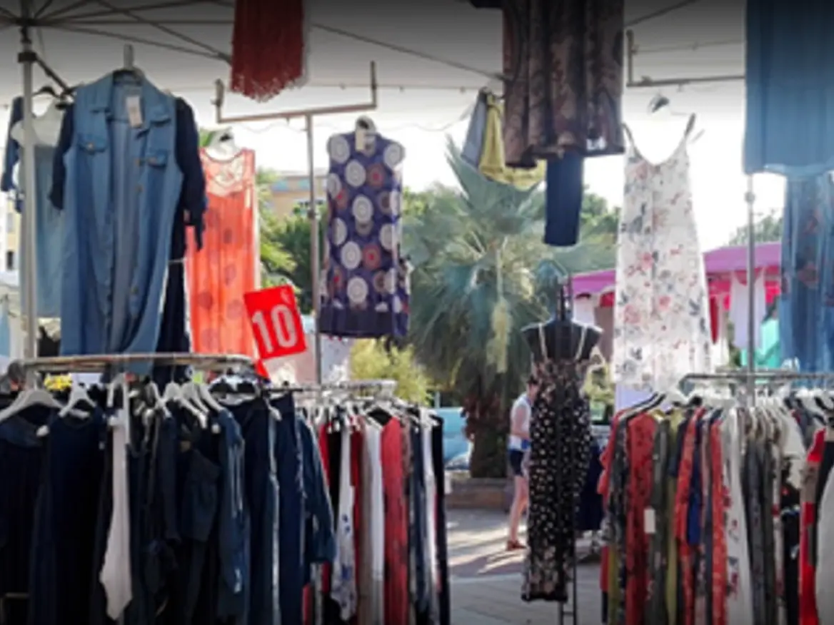 Habits sur le marché forain place Fornari