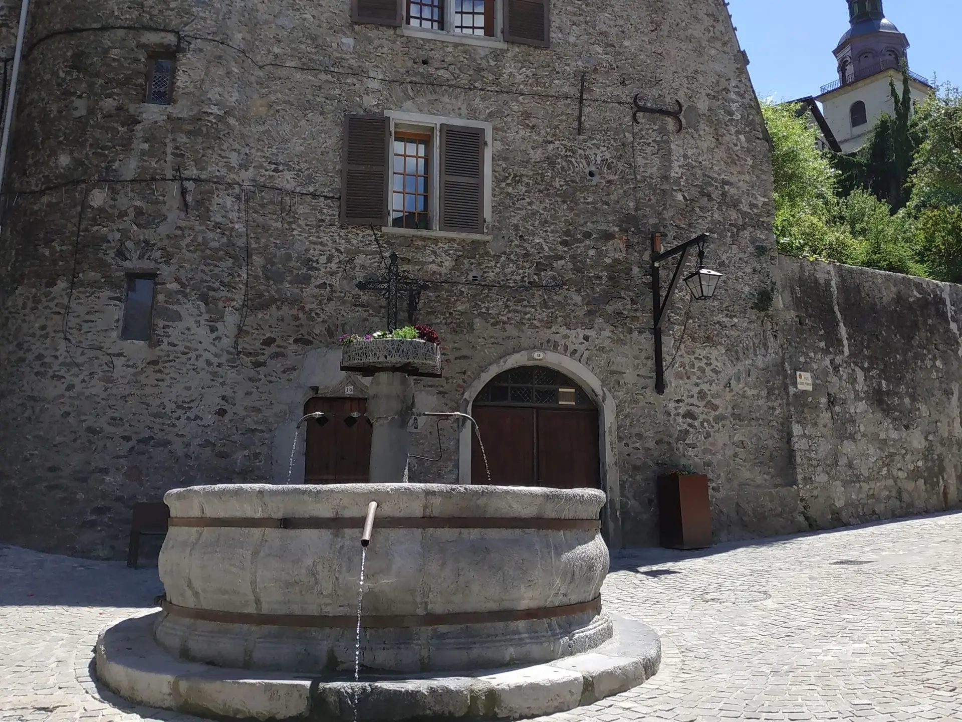Conflans cité médiévale et sa fontaine