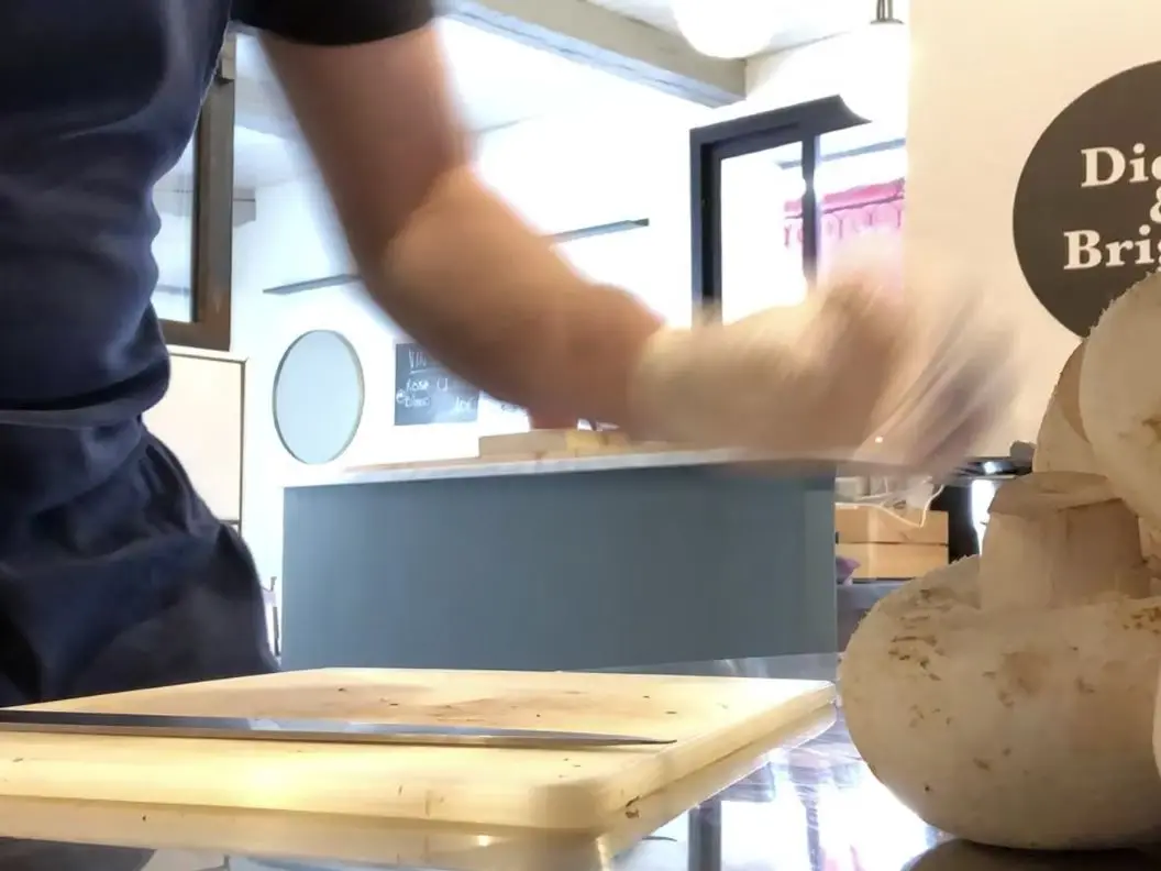 homme qui coupe des champignons