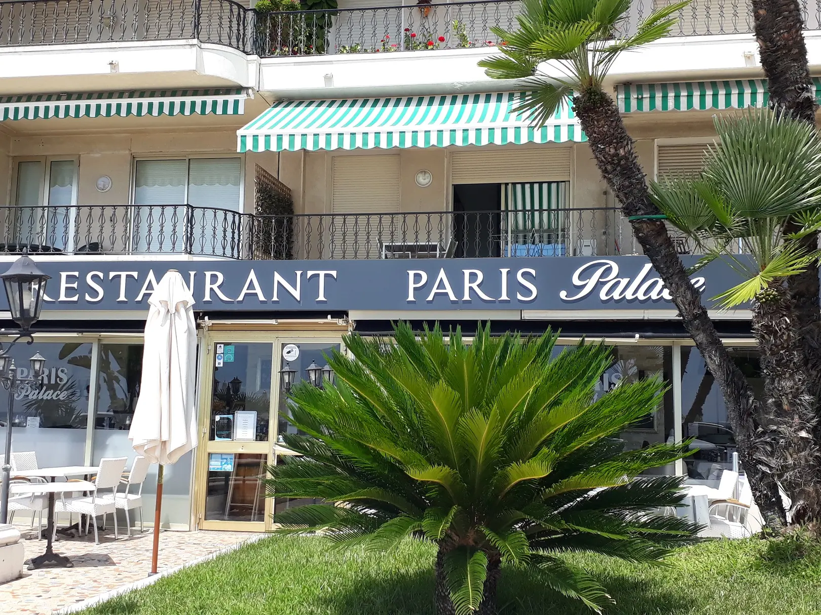 Entrée du restaurant Paris Palace