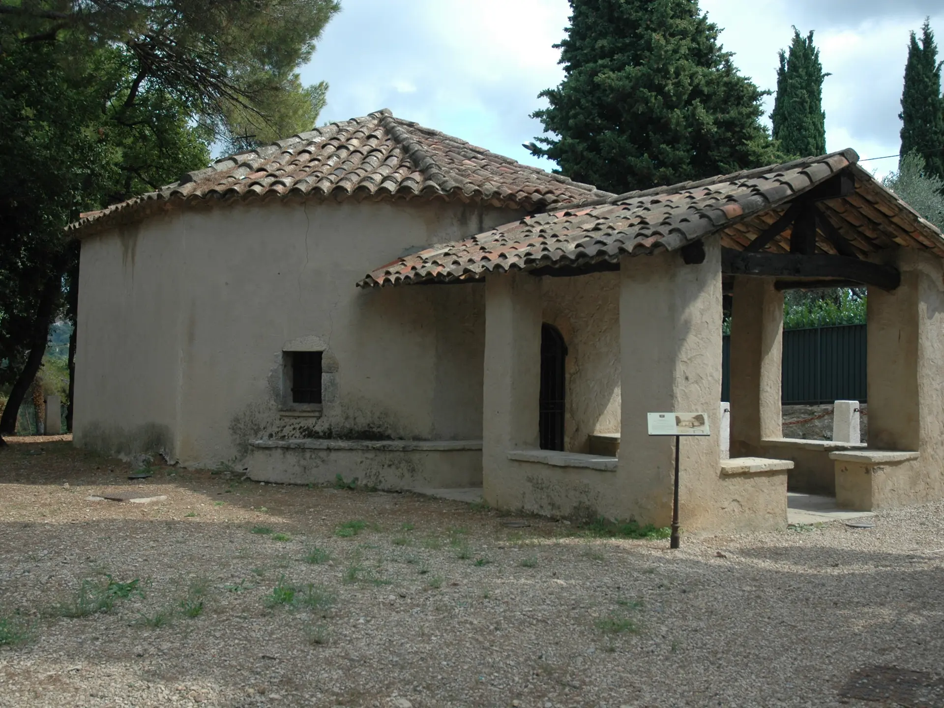 Extérieur de la Chapelle Saint Barthélémy à Mougins