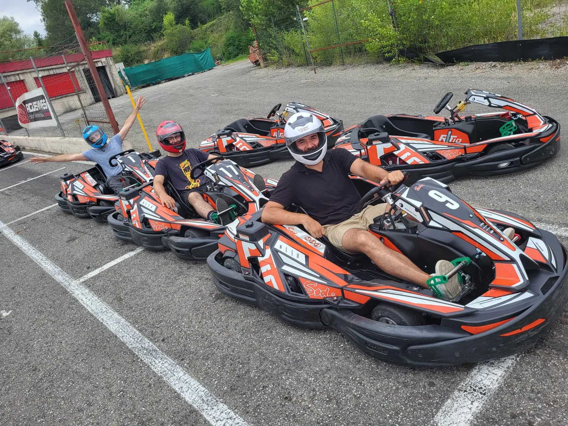 3 personnes en karting