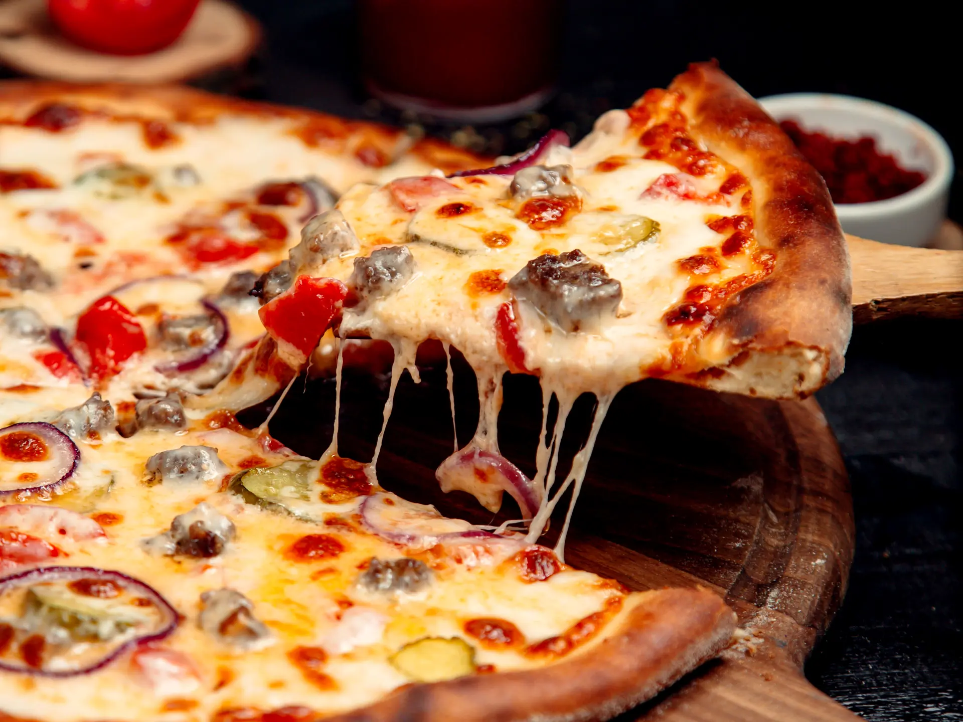 Une tranche de pizza croustillante avec de la viande et du fromage