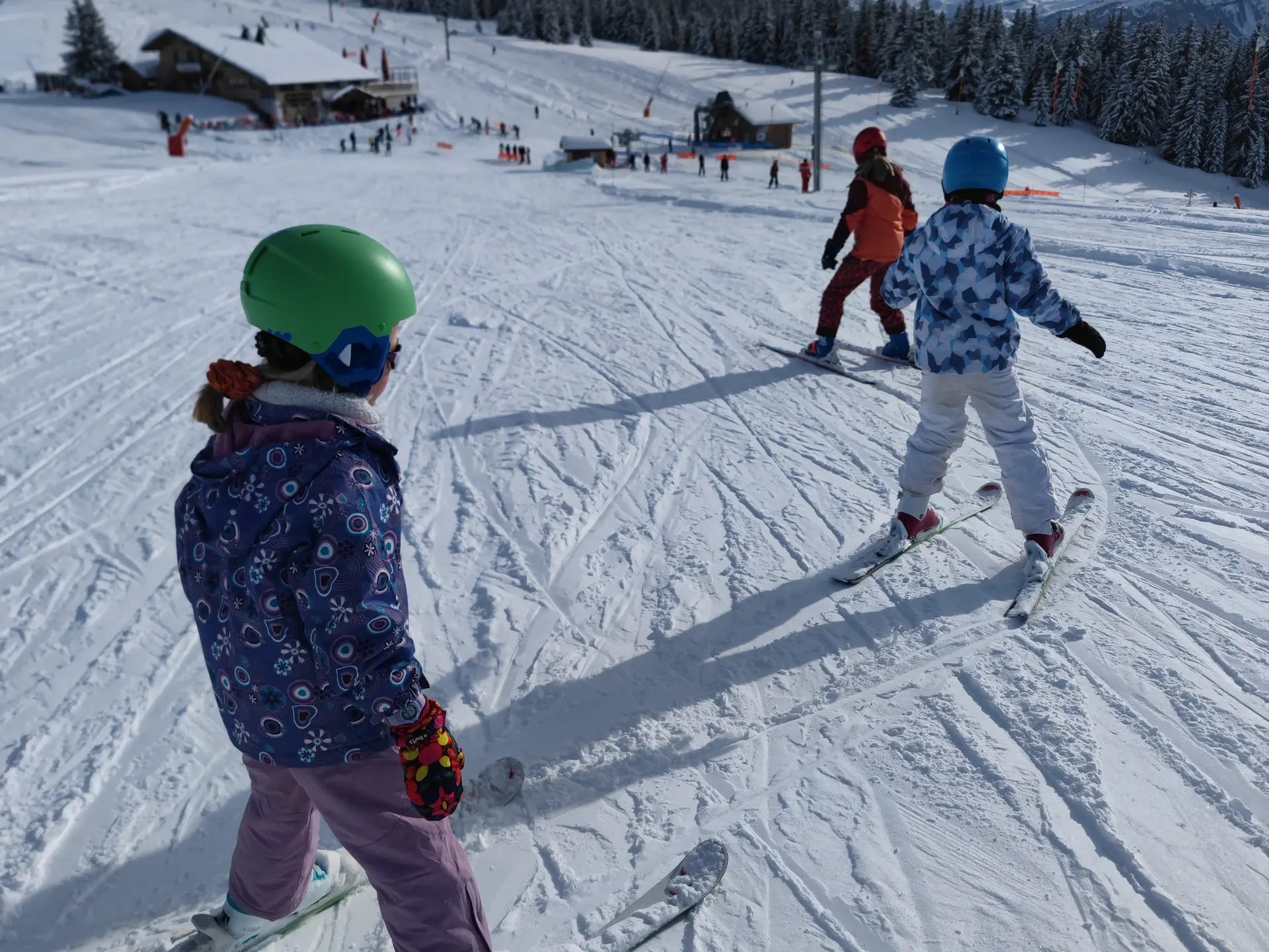 Trois enfants qui skient aux Saisies