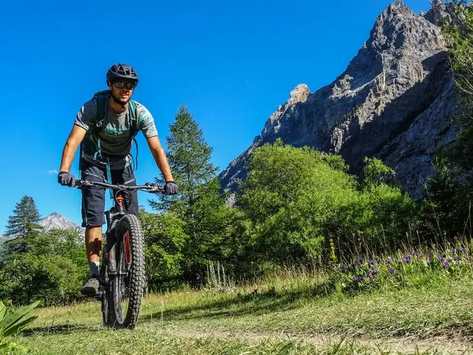tour de la vallée étroite Névache