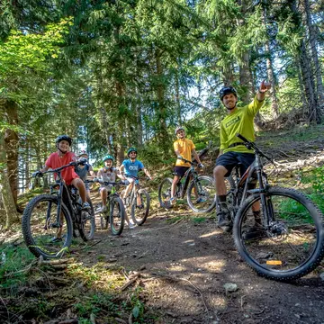 Mountain biking enduro electric mountain bikes with Easy Riders Le Collet Allevard Office de tourisme Belledonne Chartreuse bienvenue dans la vallee du Gresivaudan