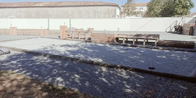 Le terrain de pétanque du Hangar de Papi